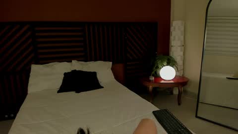 Hannah online show from May 2, 9:53 pm