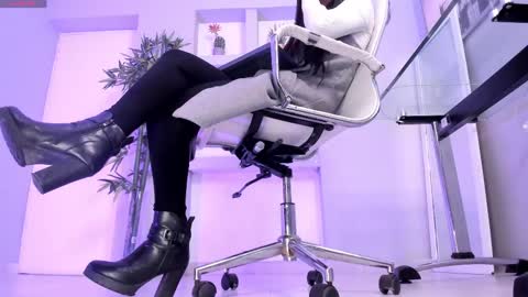 HANNAH HOWELL online show from February 18, 9:43 am