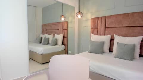 Hannah Milton online show from October 22, 11:50 pm