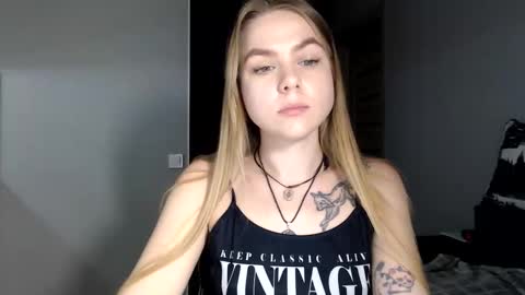 happy_fox_ online show from March 12, 9:29 pm