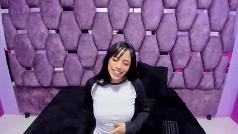 hazel_18_ online show from November 19, 8:18 pm