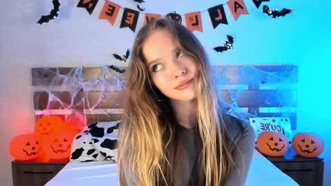 Hazel  online show from October 25, 4:18 pm