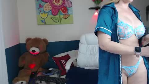 hebelongs2her online show from June 9, 9:03 pm