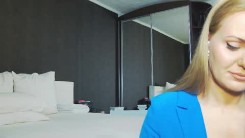 Snapshot of hefner_girl chatting on February 25, 9:42 am Helen online show from February 25, 9:42 am