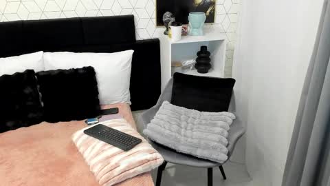 Snapshot of heidixcutie chatting on February 18, 4:48 am Heidi online show from February 18, 4:48 am