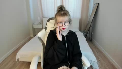 Helen Carson online show from April 18, 1:29 am