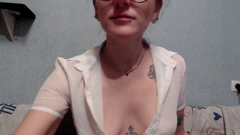 Snapshot of helenred chatting on January 16, 10:21 am HelenRed online show from January 16, 10:21 am