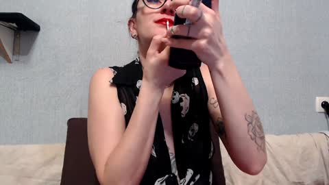 Snapshot of helenred chatting on January 24, 11:37 am HelenRed online show from January 24, 11:37 am