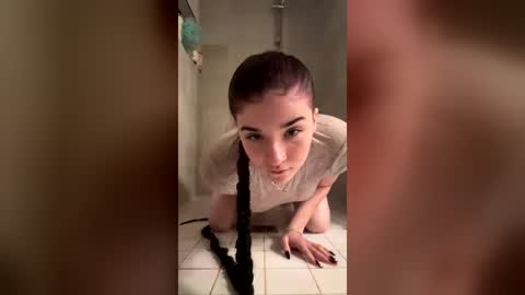 hellok1tty2060 online show from August 6, 2:42 am