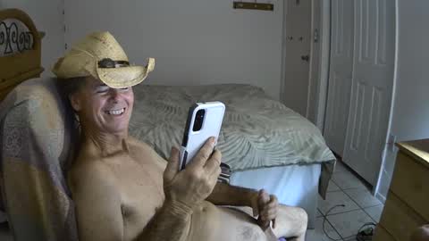 Snapshot of hewes1 chatting on February 12, 8:27 am hewes1 online show from February 12, 8:27 am