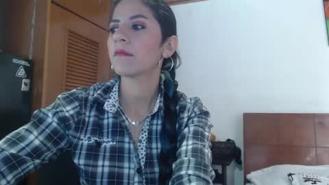 hilaril18 online show from January 19, 4:04 pm