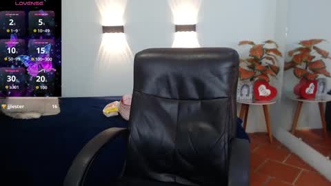 H I L A R Y online show from October 22, 5:10 am