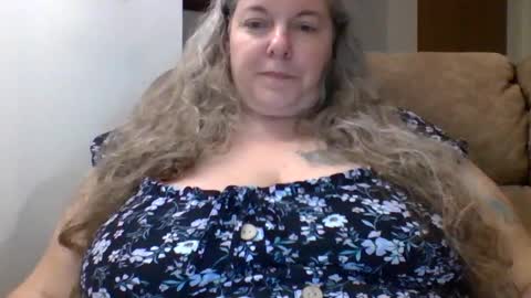 hippysnewhere online show from May 22, 9:49 am
