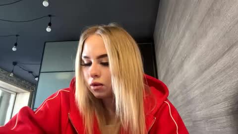 Mia online show from April 17, 9:11 am