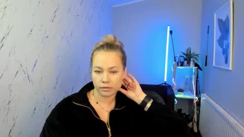 Holly online show from October 1, 5:34 pm