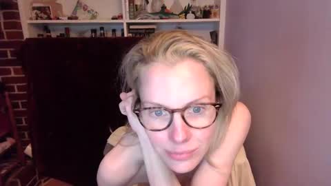 holly_bourbon online show from March 10, 11:29 pm