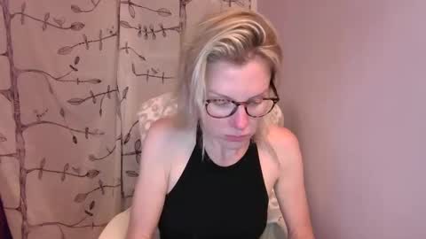 holly_bourbon online show from June 6, 1:00 am