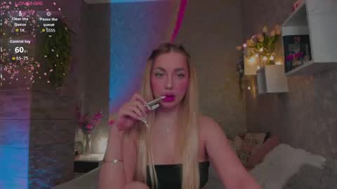 holly_molly8 online show from May 2, 8:14 pm