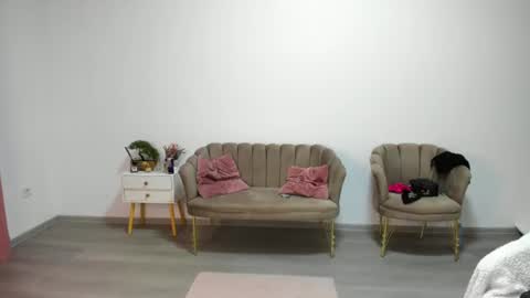 holly_wood18 online show from June 21, 8:10 am