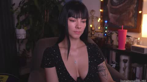 Holly Linder online show from December 3, 2:01 am