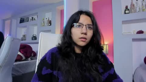 hollypeach_ online show from April 3, 1:18 pm