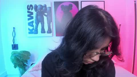 hollypeach_ online show from June 7, 3:17 pm