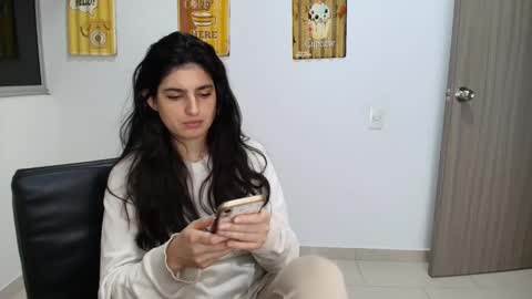 hollyshit_ online show from November 7, 1:08 am