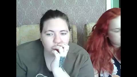 HollyXEva online show from May 8, 9:15 am