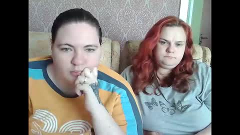 HollyXEva online show from May 7, 9:05 am