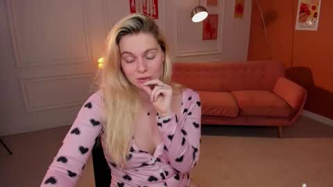 Snapshot of holy_alexa chatting on October 3, 11:40 am Alexa online show from October 3, 11:40 am