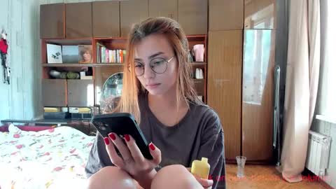 Snapshot of hoppypoppyy chatting on September 12, 2:08 pm Bambi online show from September 12, 2:08 pm