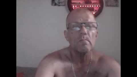 Snapshot of hornymikesa chatting on December 31, 6:27 am HORNY MIKE online show from December 31, 6:27 am