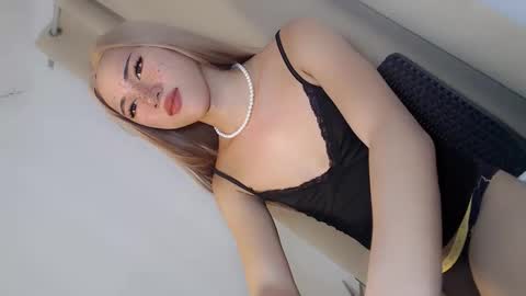 hot_little_angel18 online show from June 9, 3:50 am