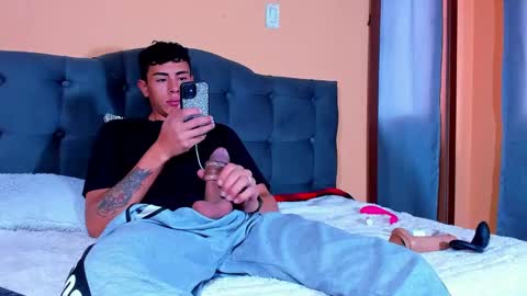 hot_twinks83 online show from January 29, 1:49 pm
