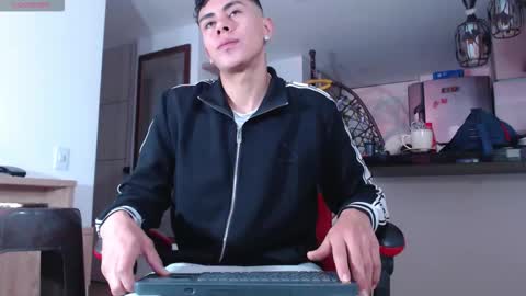 hot_twinks83 online show from October 18, 1:15 pm