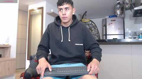 hot_twinks83 online show from October 28, 11:33 am