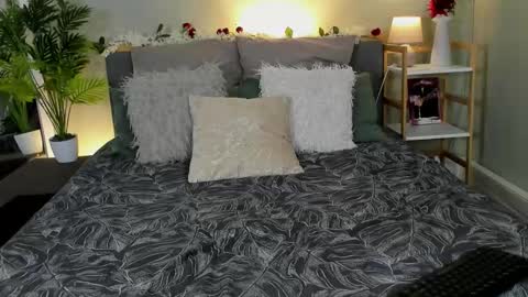 Hot Stella online show from February 19, 6:40 pm