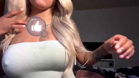 hottie940534 online show from December 15, 11:12 pm