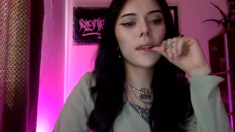 Snapshot of hottietat4u chatting on February 17, 4:50 pm Tat  online show from February 17, 4:50 pm