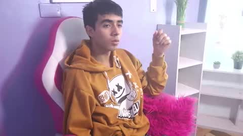 hottiie_guy online show from October 21, 6:11 pm