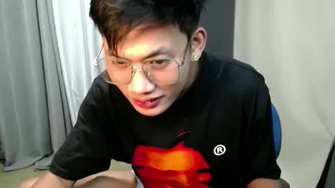 hugecockjames09 online show from October 2, 12:37 pm