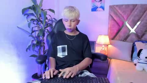 Son Hyunjin online show from February 17, 8:52 pm