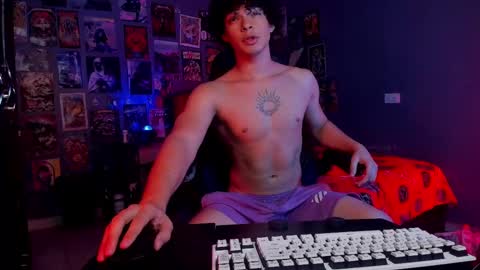 Snapshot of ian_versace chatting on February 18, 7:19 pm Andres online show from February 18, 7:19 pm