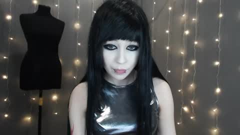 iiiiiiis online show from April 9, 7:52 pm