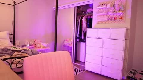 iluvemmeline online show from March 3, 10:44 am