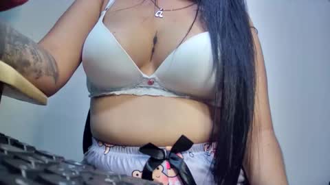 mia latina online show from April 10, 7:18 pm