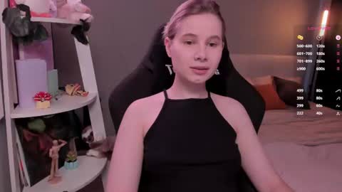 Mia online show from July 6, 10:45 am