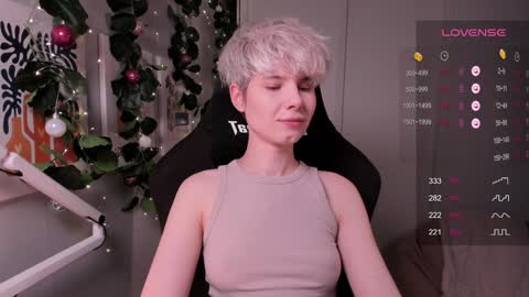 Mia online show from December 6, 5:17 pm