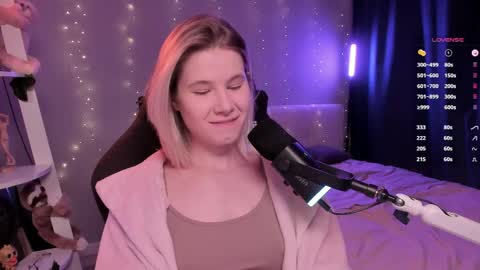 Mia online show from April 12, 10:19 am