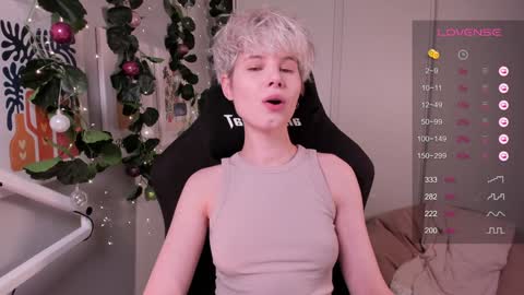 Mia online show from December 5, 5:23 pm